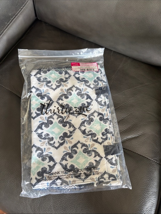thirty-one Handbags - thirty-one Aqua and Navy Printed Zip Pouch